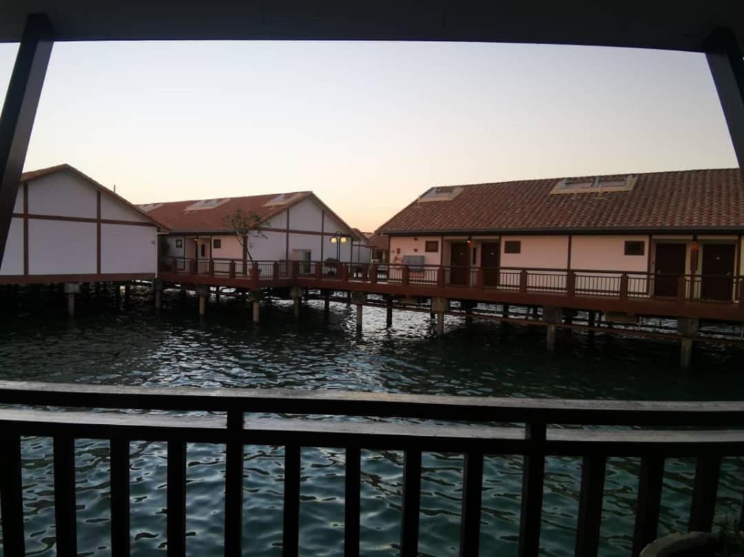 Water Chalet Port Dickson- Private Exteriör bild